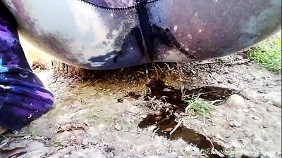 Na-akpasu iwe n'okporo ámá! Bịa lelee LilKiwwiMonster ka ọ na-ete panties ya mmiri wee see unyi!